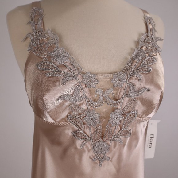 ❄ NWT Flora Nikrooz Taupe Silver Satin Lace Bridal Nightgown Lingerie Negligee S - Picture 6 of 12